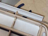 Funktionstest vor dem Festkleben der Scharniere im Vorflügel (der Stahldraht dient nur für den Test und das Ausrichten der Scharniere).